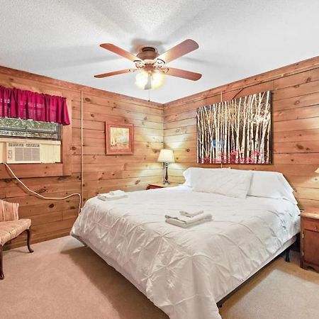 Classic Log Cabin With Fireplace On Quiet River Блоуинг-Рок Экстерьер фото