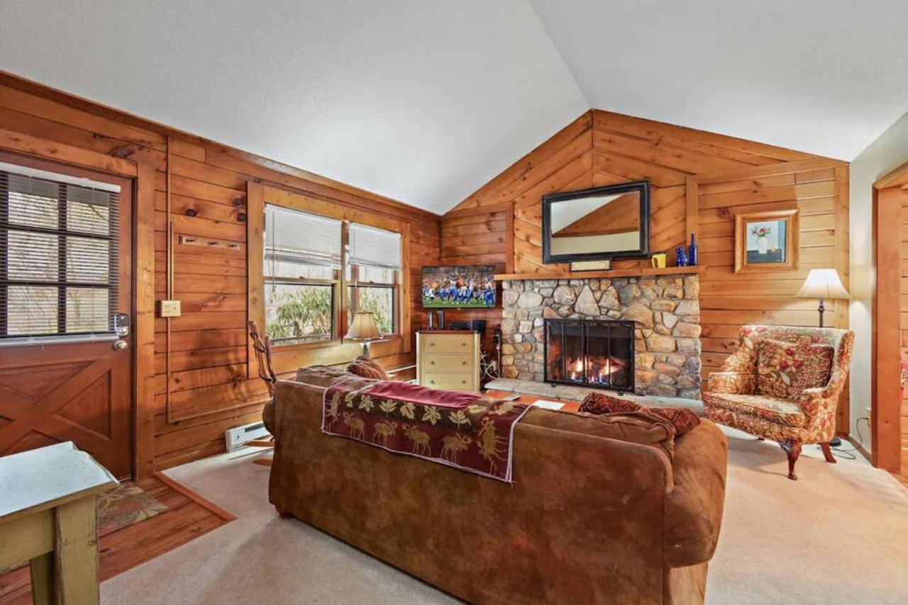 Classic Log Cabin With Fireplace On Quiet River Блоуинг-Рок Экстерьер фото