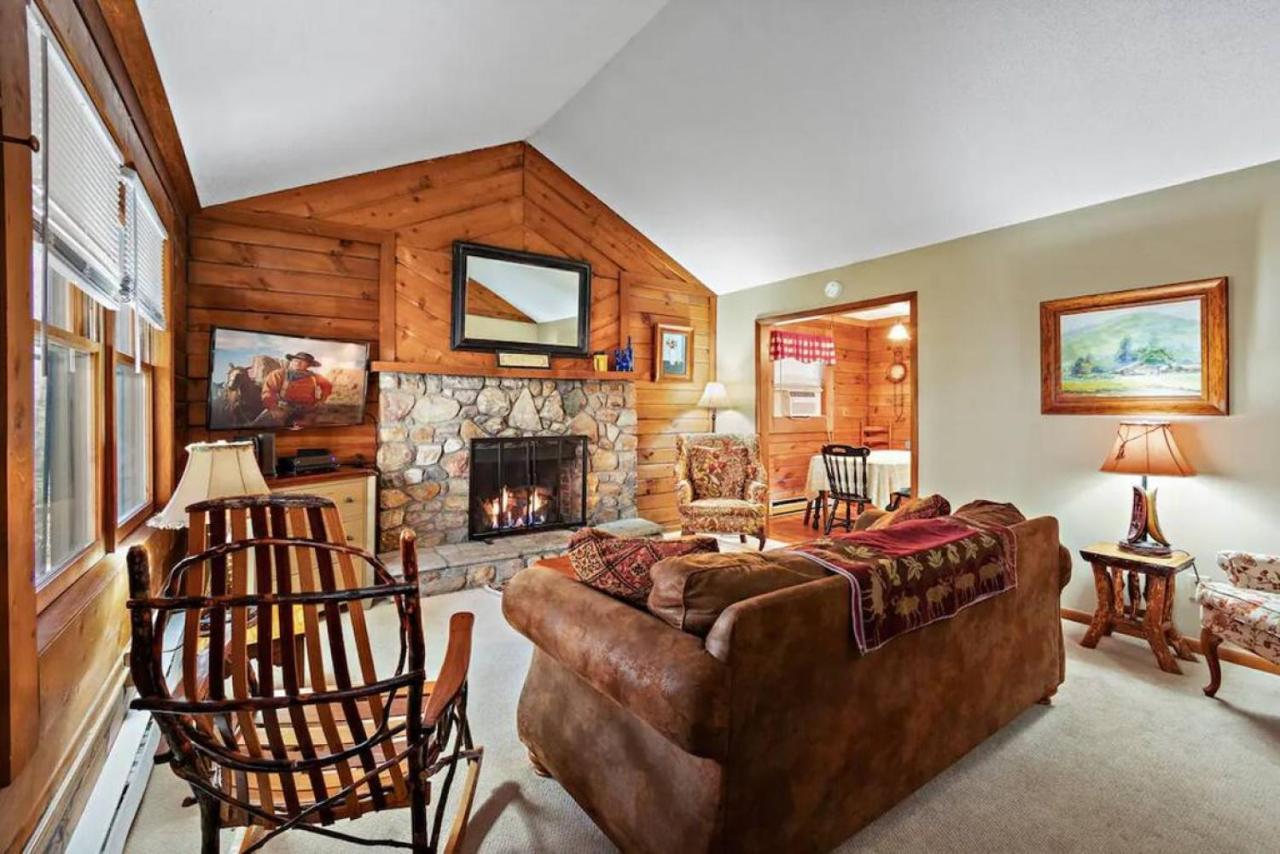 Classic Log Cabin With Fireplace On Quiet River Блоуинг-Рок Экстерьер фото